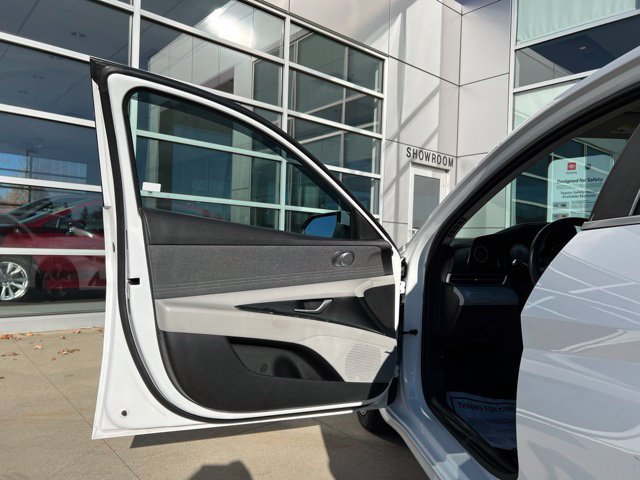 Used 2023 Hyundai Elantra Limited w/ Cargo Package FWD image 27