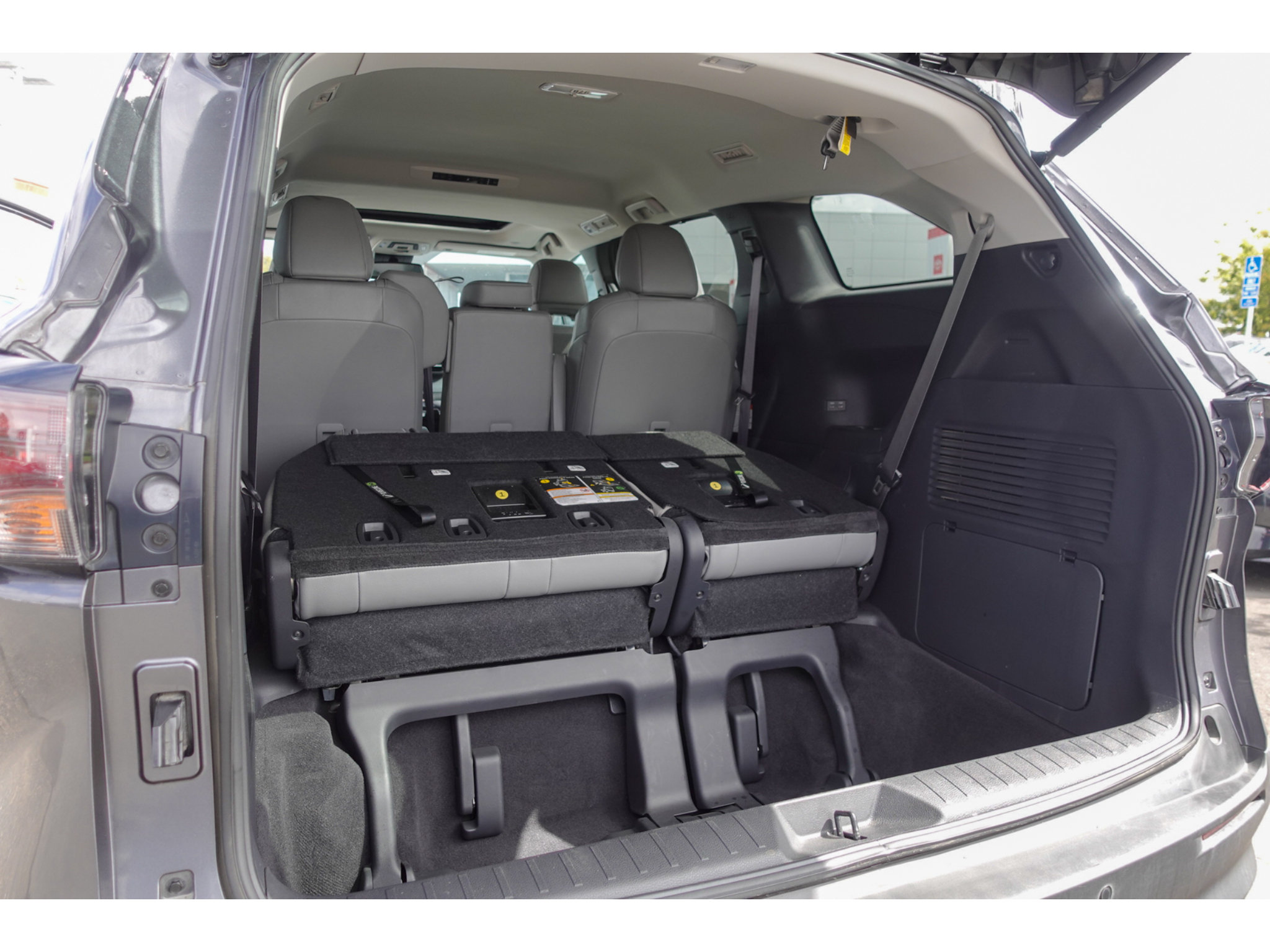 Certified 2025 Toyota Sienna XLE FWD image 25