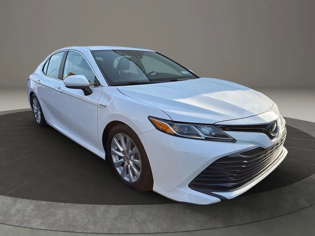 Used 2020 Toyota Camry LE image 3