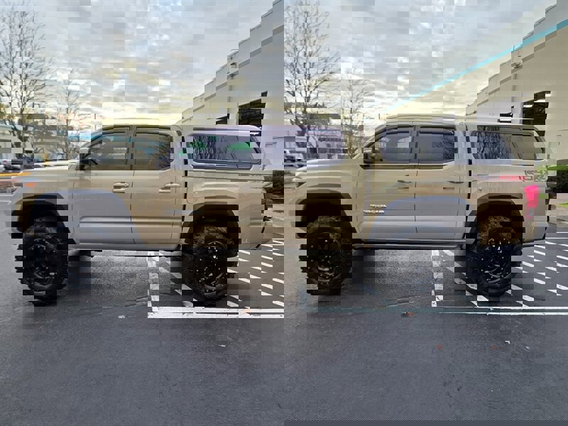 Used 2017 Toyota Tacoma TRD Off-Road image 3