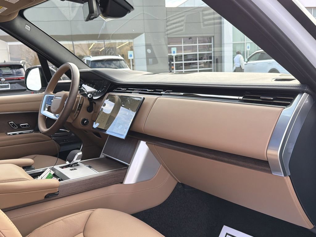 New 2026 Land Rover Range Rover Long Wheelbase SE AWD/4WD image 18
