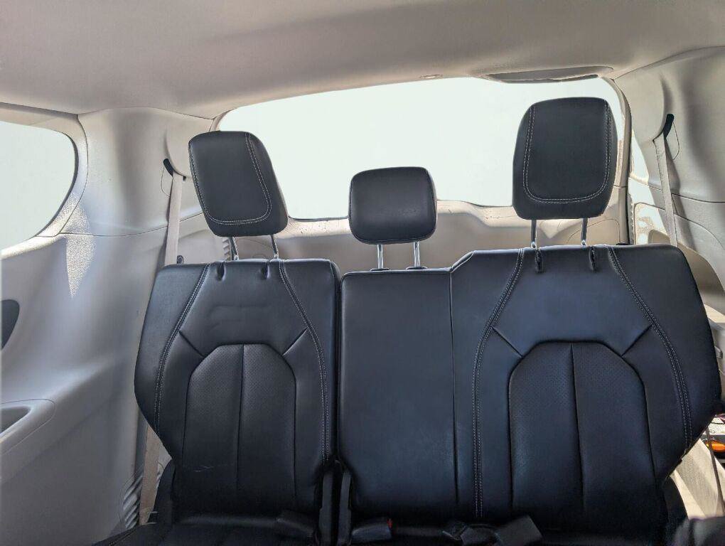 Used 2023 Chrysler Pacifica Touring-L FWD image 38