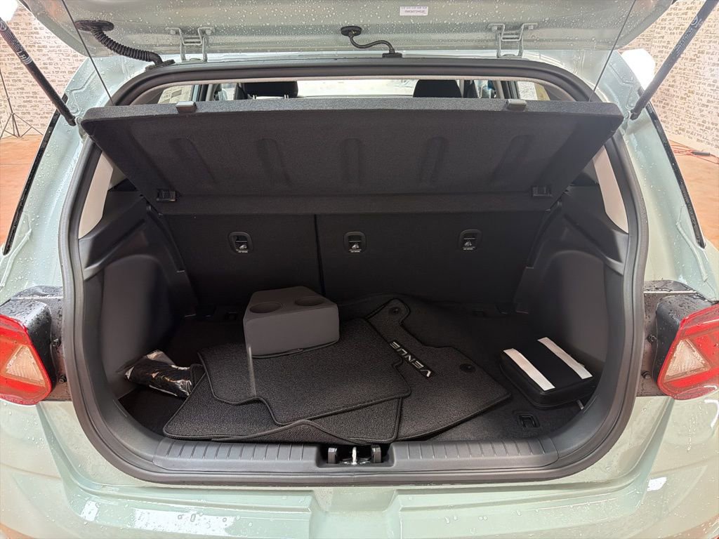Used 2026 Hyundai Venue SEL FWD image 13