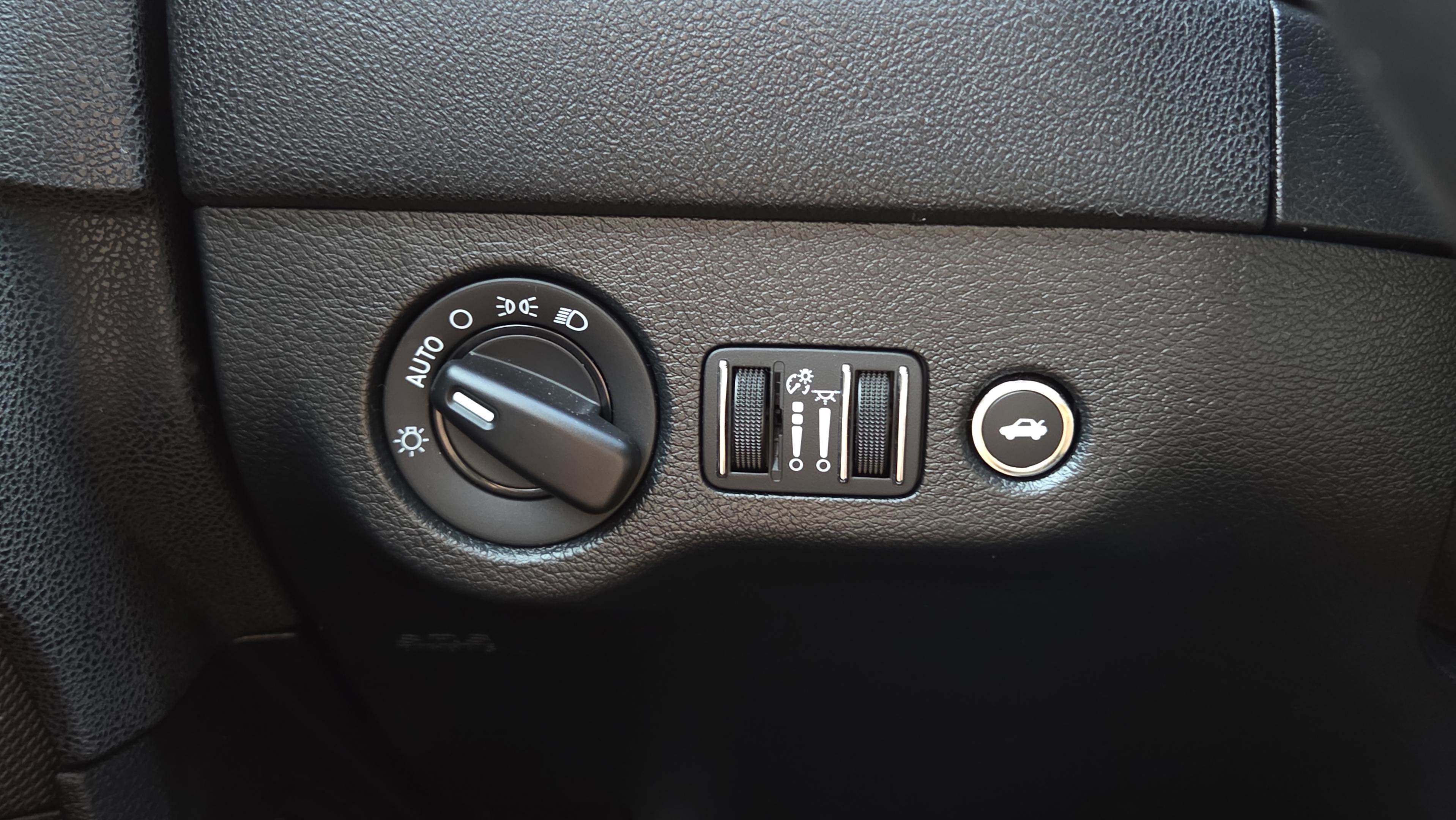 Used 2018 Dodge Charger SXT w/ Blacktop Package RWD image 25