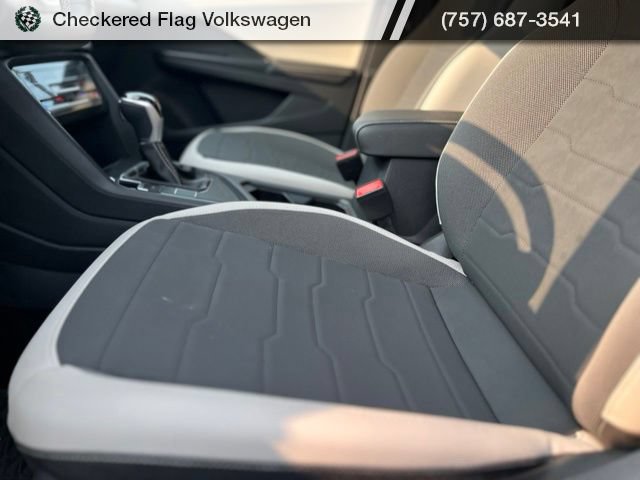 Certified 2025 Volkswagen Taos SE FWD image 21