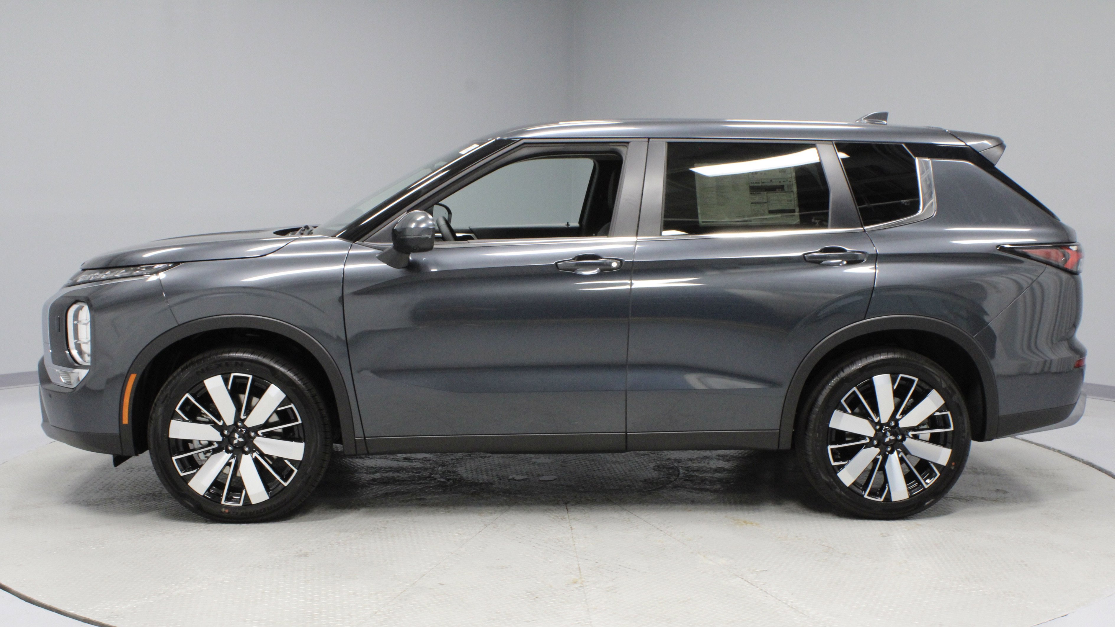 New 2025 Mitsubishi Outlander SE image 5