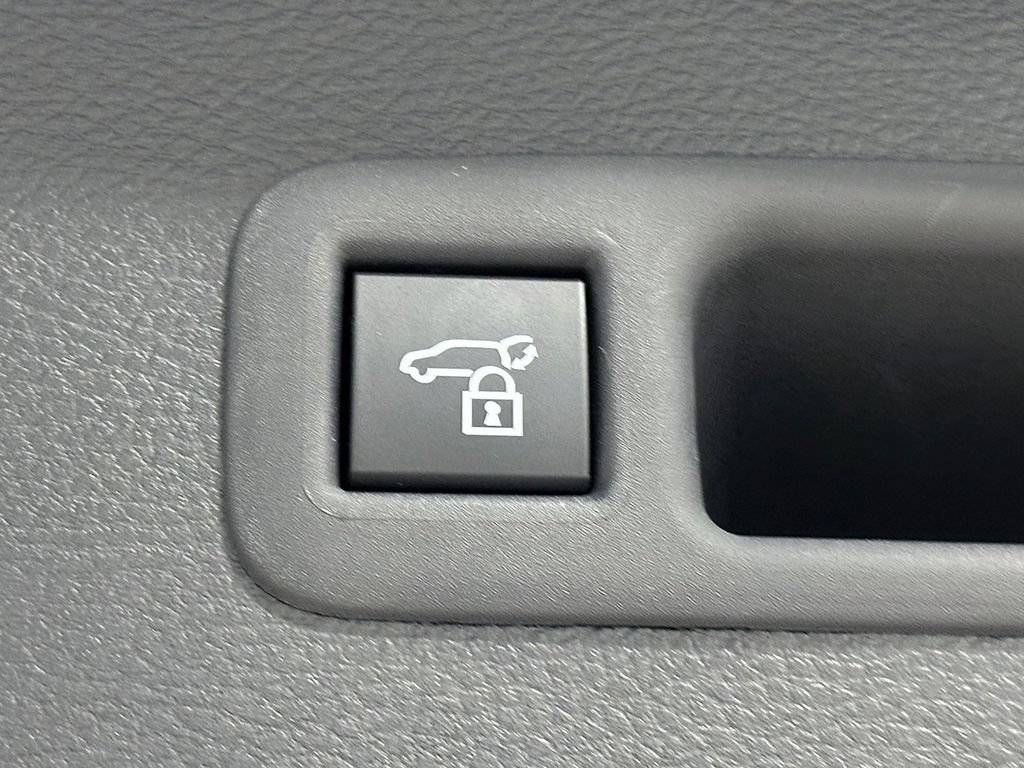 Used 2026 Toyota Sienna XLE FWD image 8