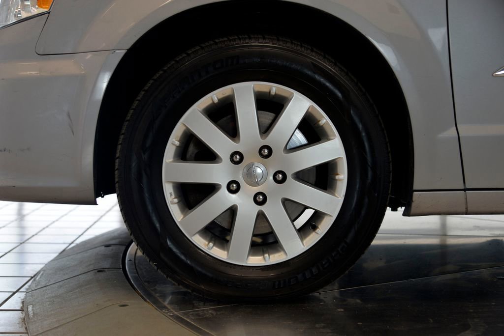 Used 2015 Chrysler Town & Country Touring FWD image 11
