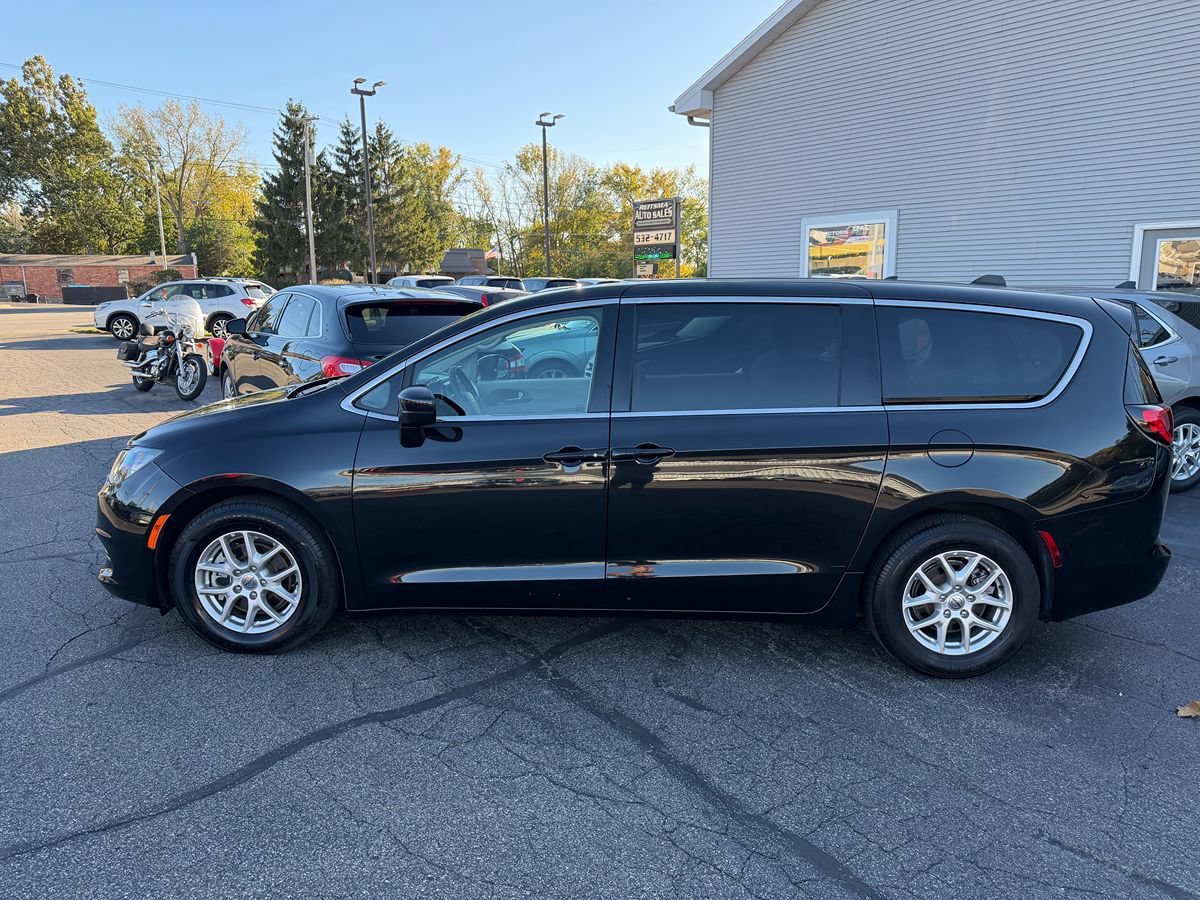 Used 2023 Chrysler Voyager LX FWD image 2
