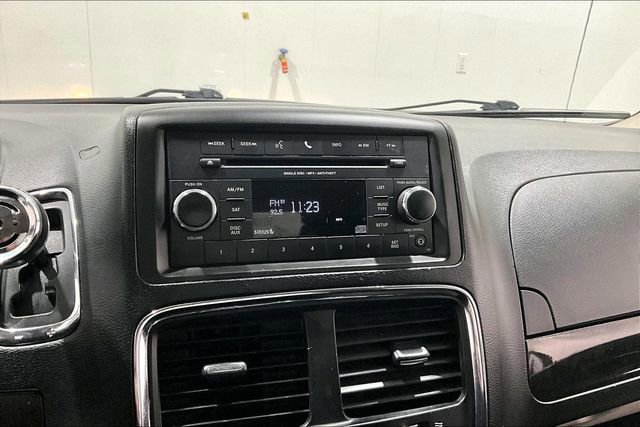 Used 2017 Dodge Grand Caravan SE w/ UConnect Hands-Free Group image 14