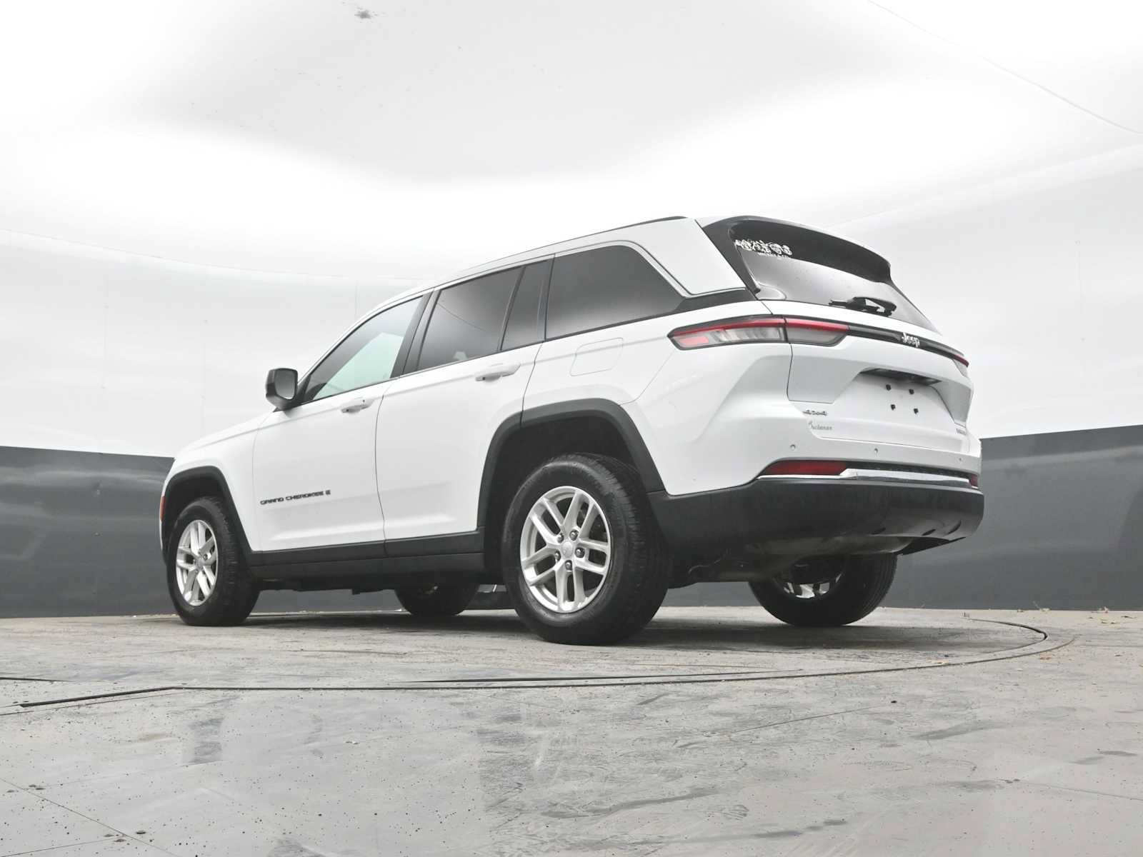 Used 2023 Jeep Grand Cherokee Laredo AWD/4WD image 23