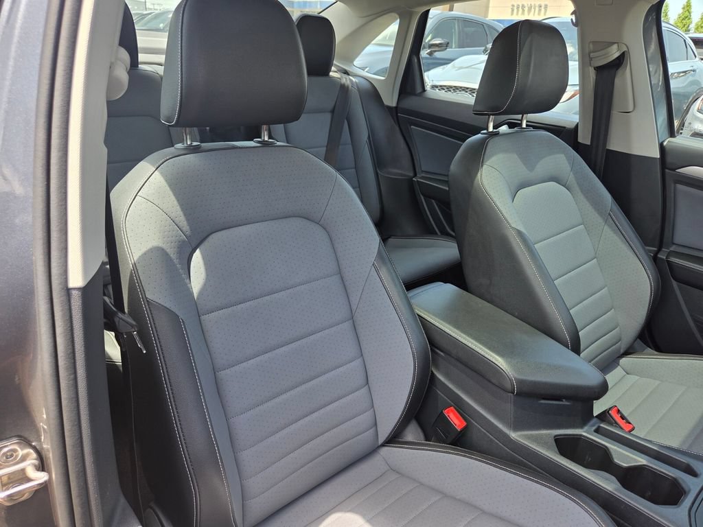 Used 2025 Volkswagen Jetta SE FWD image 27