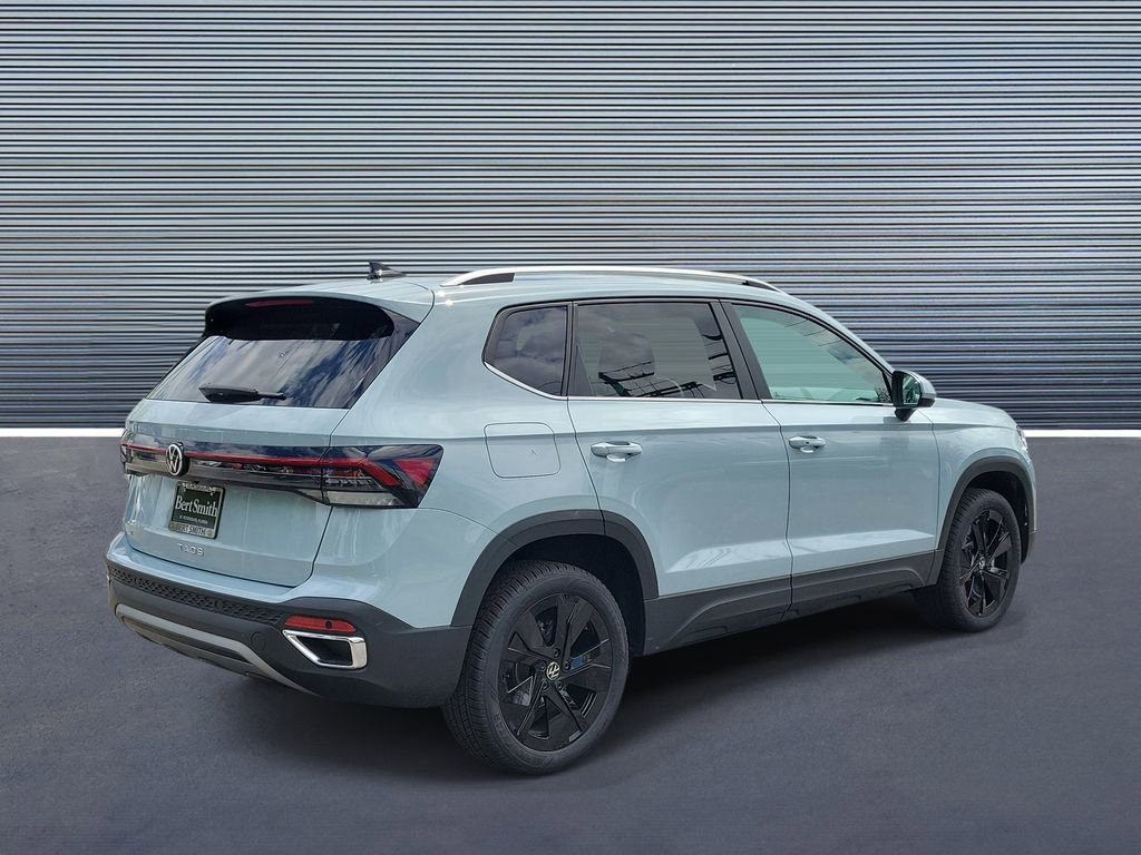 New 2026 Volkswagen Taos SE image 3