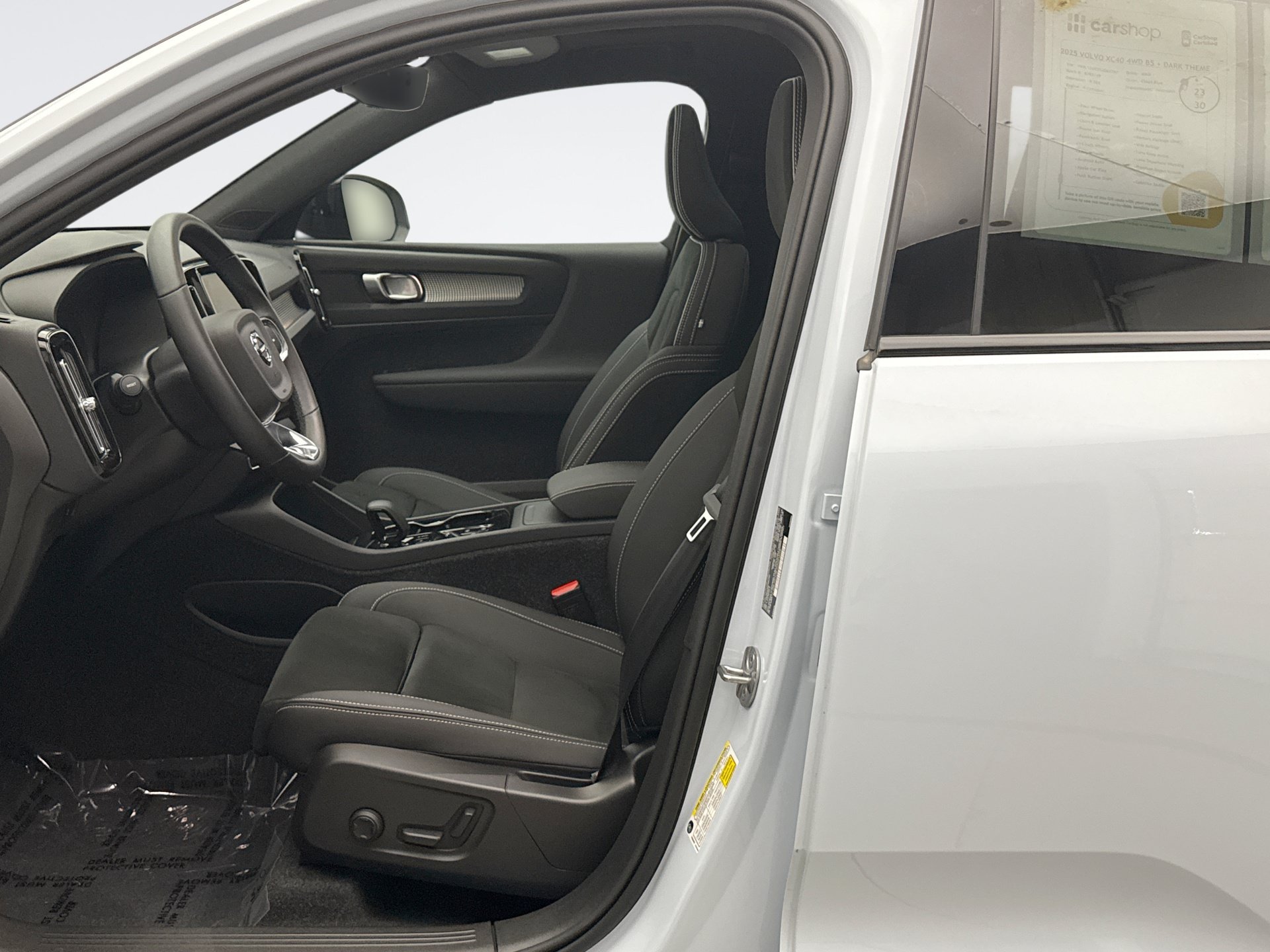 Used 2025 Volvo XC40 B5 Plus AWD/4WD image 11