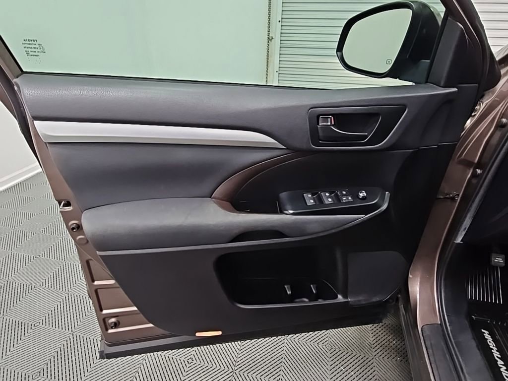Used 2019 Toyota Highlander LE FWD image 27