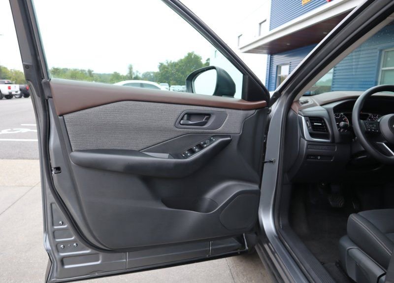 Used 2023 Nissan Rogue S image 14