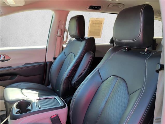 Used 2023 Chrysler Pacifica Touring-L image 11