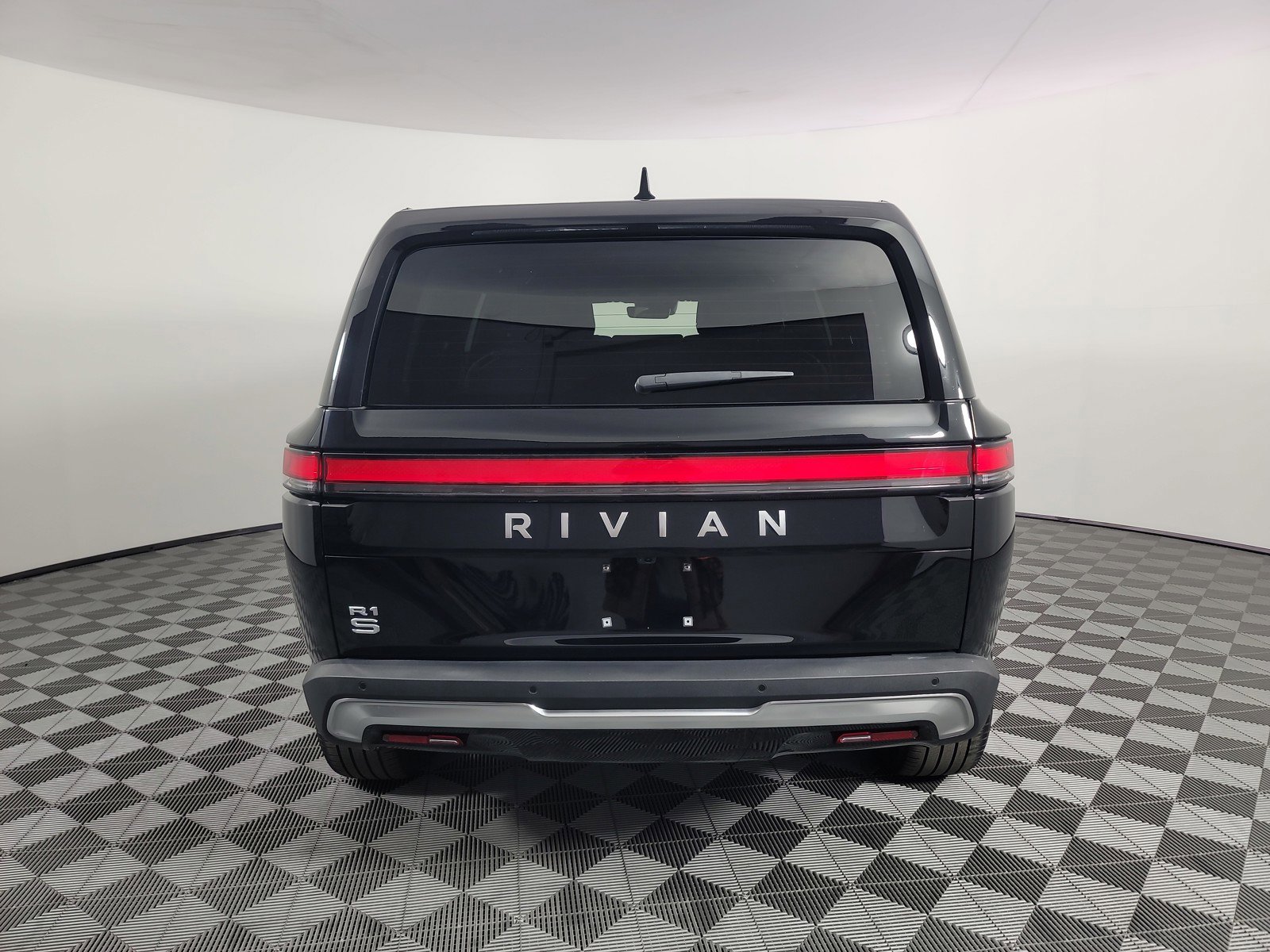 Used 2024 Rivian R1S Adventure image 4