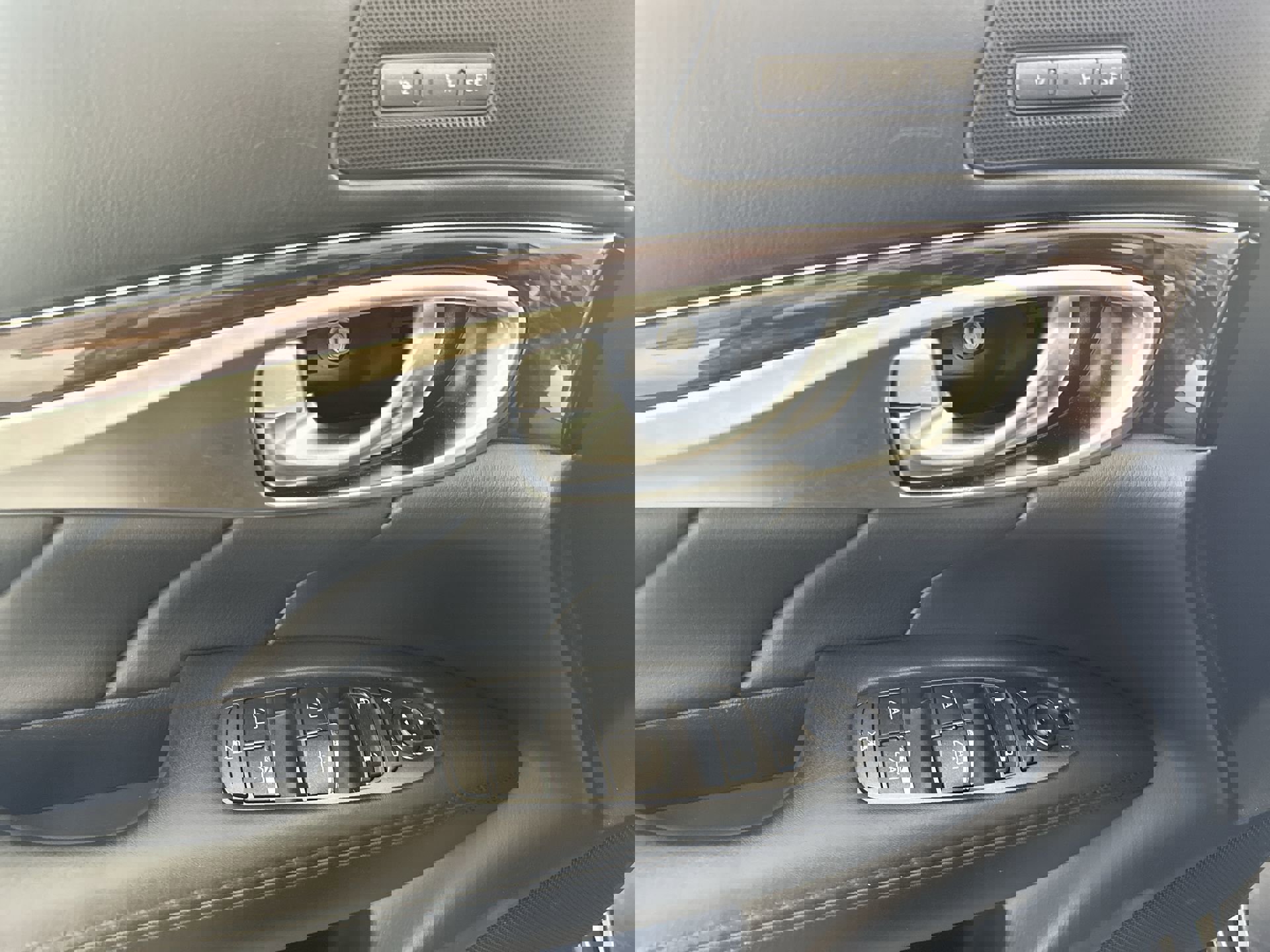 Used 2019 INFINITI Q70 Luxe w/ Proactive Package image 17