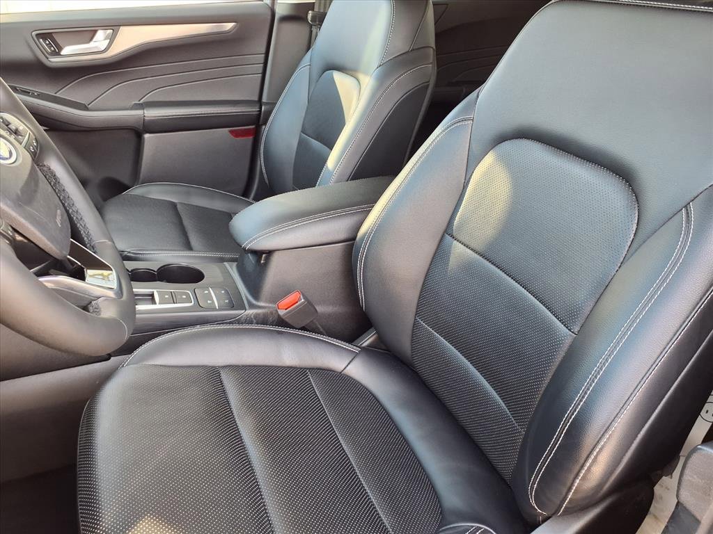 Used 2021 Ford Escape Titanium w/ Class II Trailer Tow Package image 3