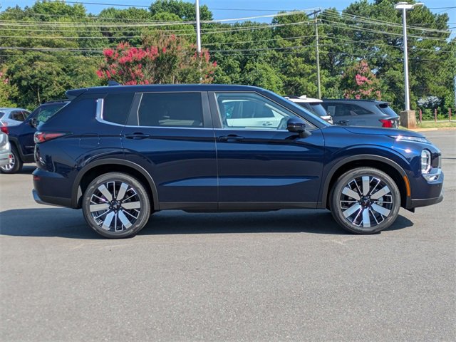 New 2025 Mitsubishi Outlander SE image 2