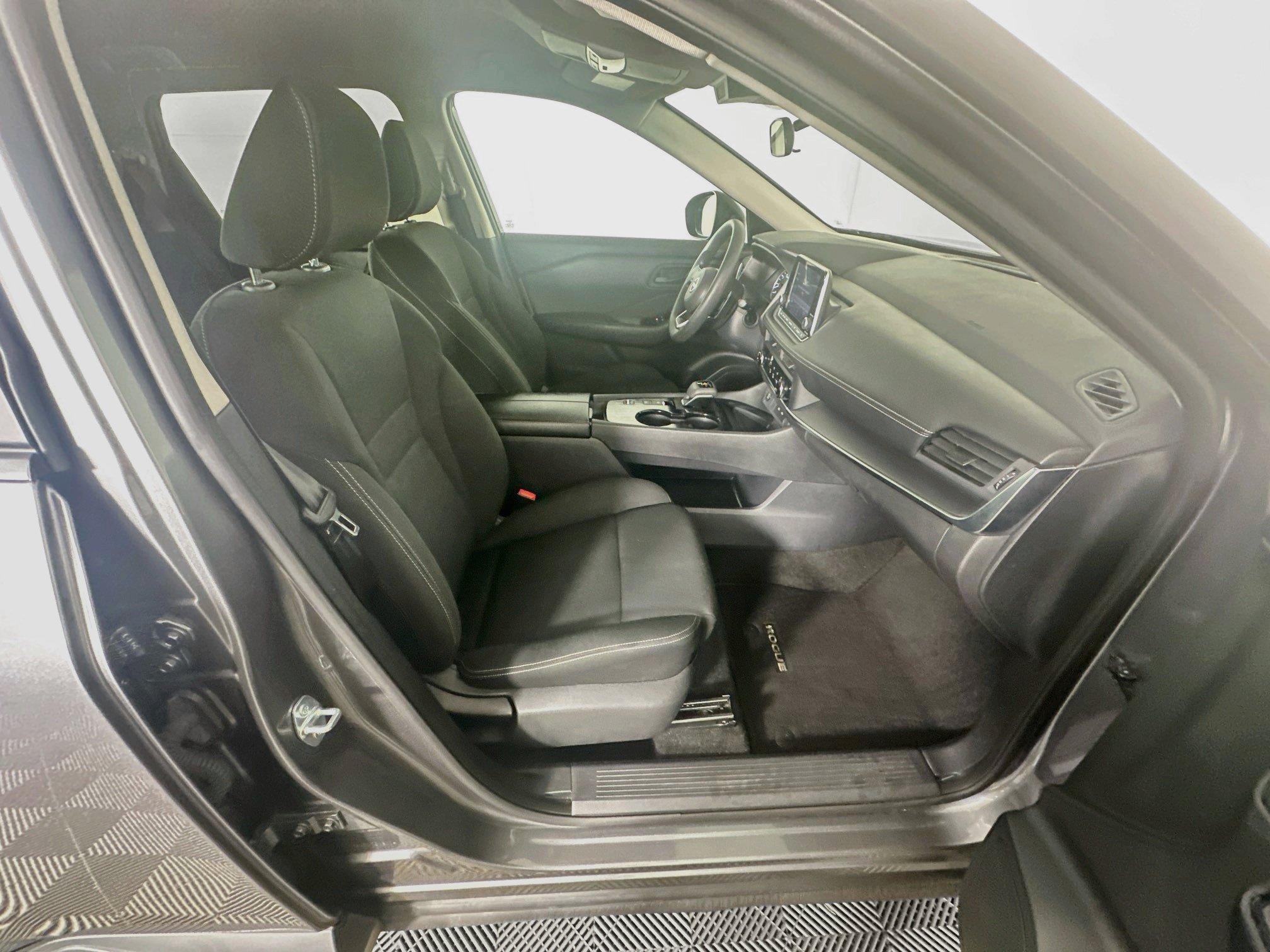 Used 2024 Nissan Rogue S FWD image 29