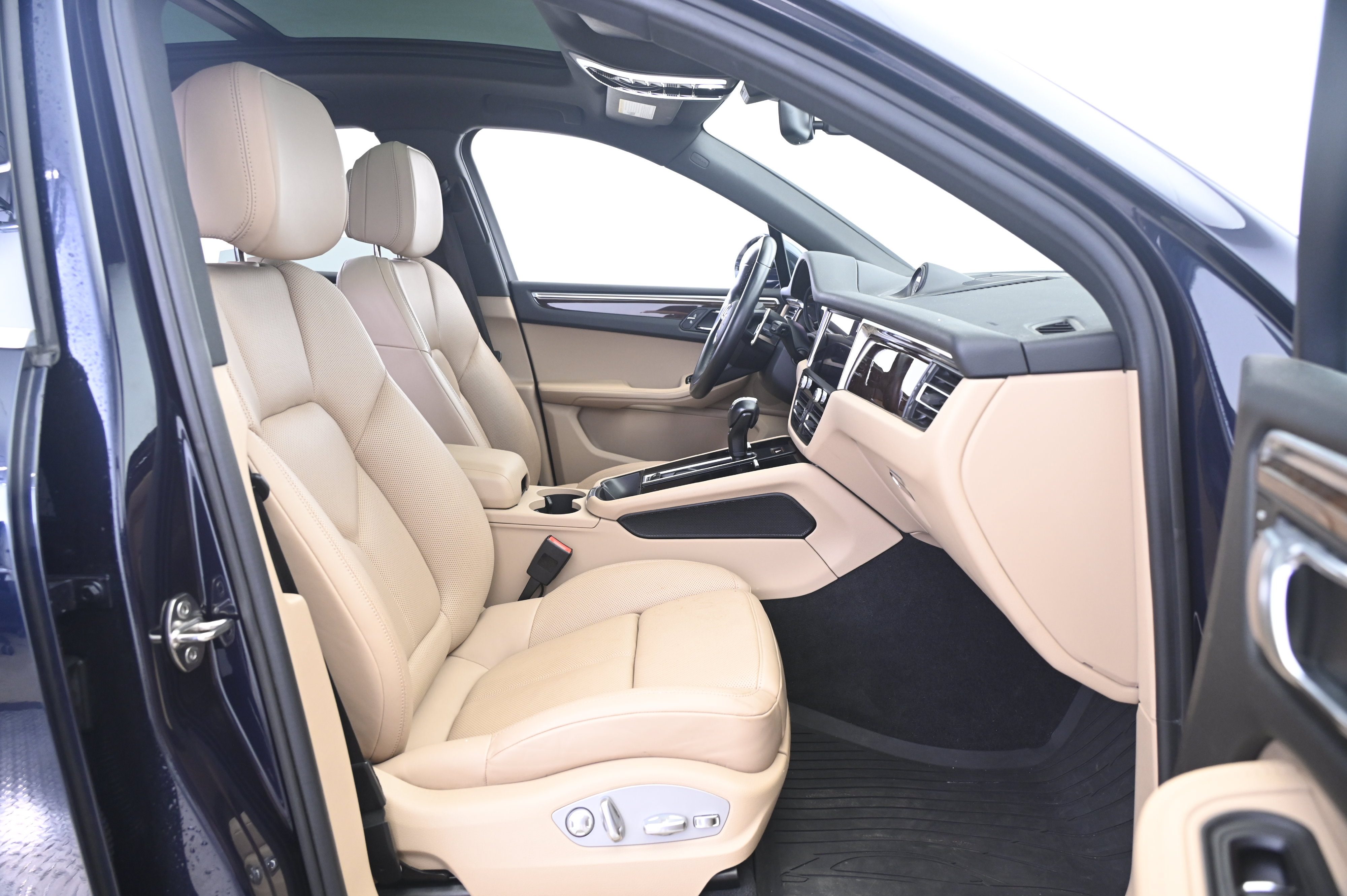 Certified 2023 Porsche Macan AWD/4WD image 23