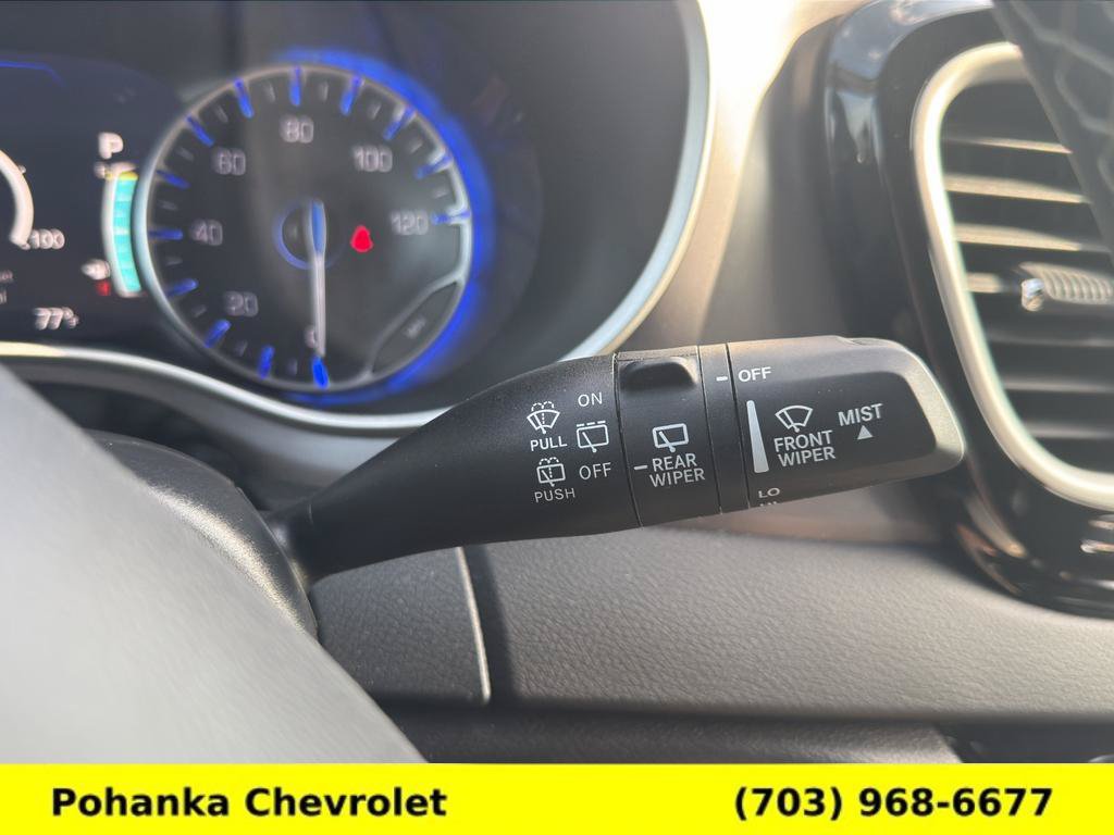 Used 2025 Chrysler Pacifica Select FWD image 11