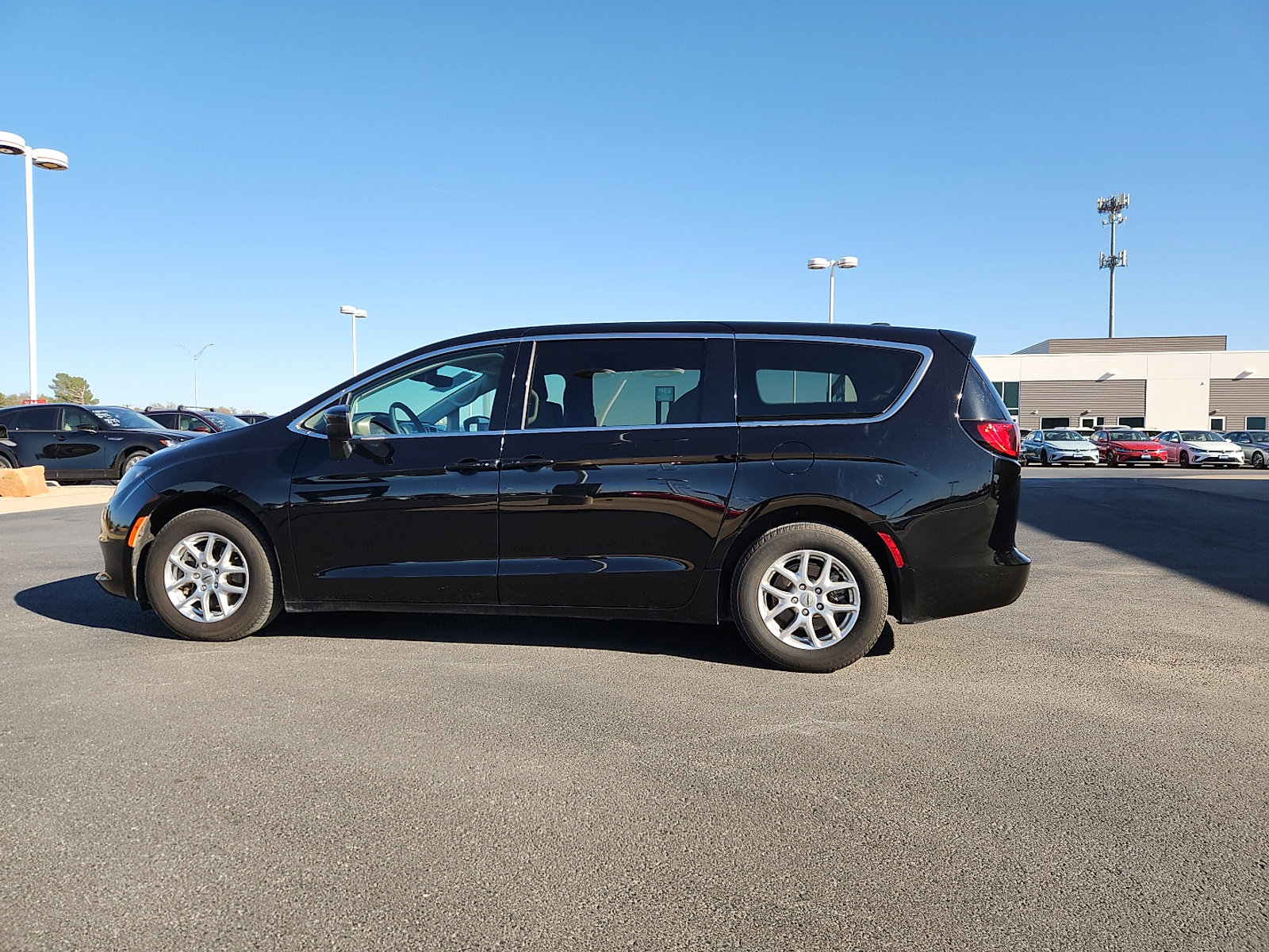 Used 2024 Chrysler Voyager LX image 4