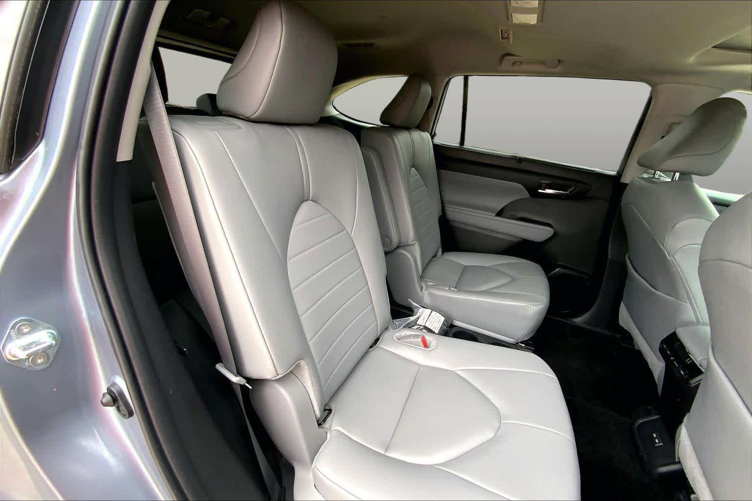 Used 2024 Toyota Highlander XLE AWD/4WD image 19