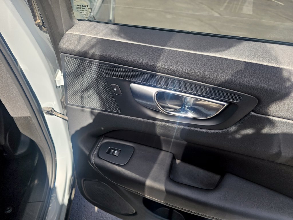 Certified 2024 Volvo XC60 B5 Ultimate w/ Climate Package AWD/4WD image 32