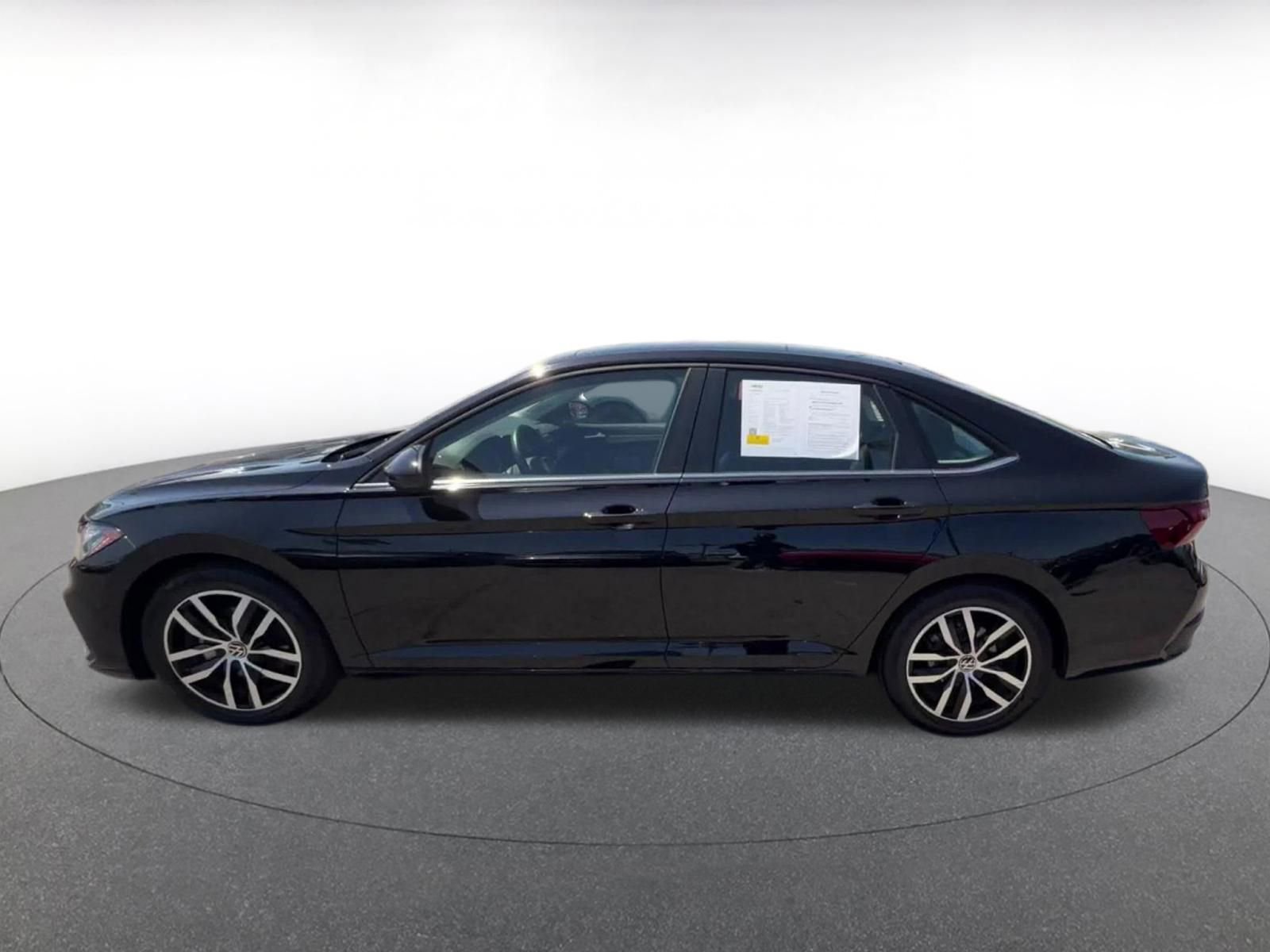 Used 2025 Volkswagen Jetta SE image 9