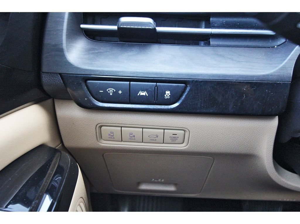 Used 2023 Kia Carnival EX FWD image 24