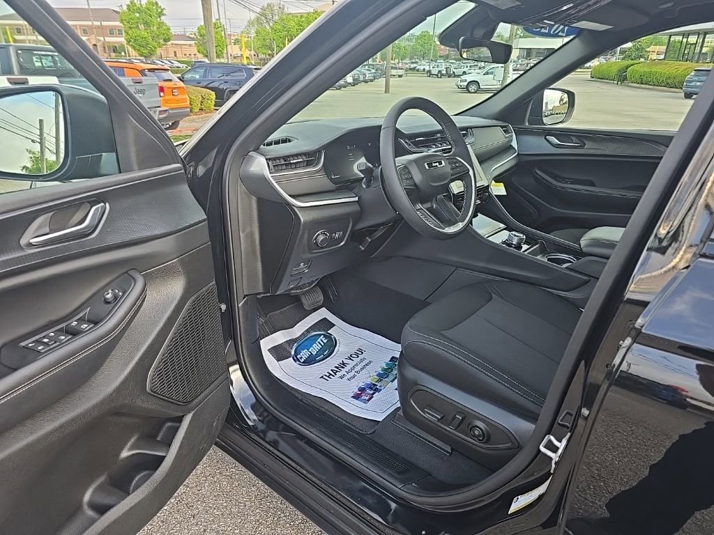 Used 2025 Jeep Grand Cherokee Laredo X w/ Luxury Tech Group I image 10