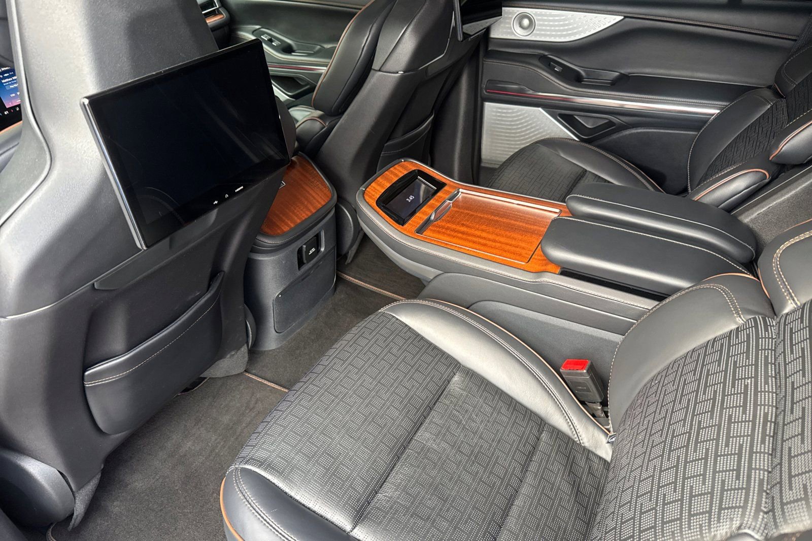 Used 2025 Lincoln Navigator Black Label image 12