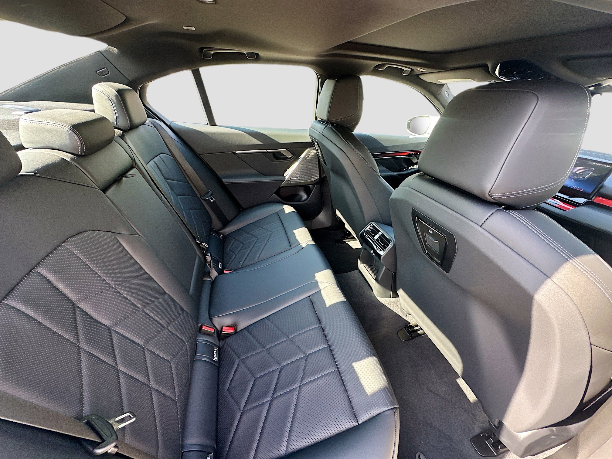 Used 2025 BMW i5 eDrive40i w/ Premium Package image 31