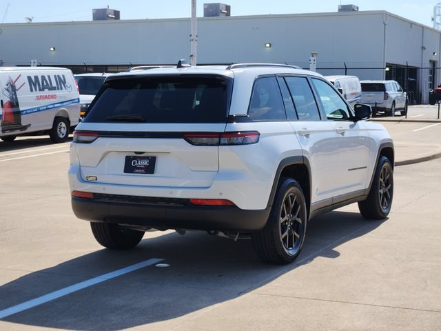 Used 2025 Jeep Grand Cherokee Altitude RWD image 14