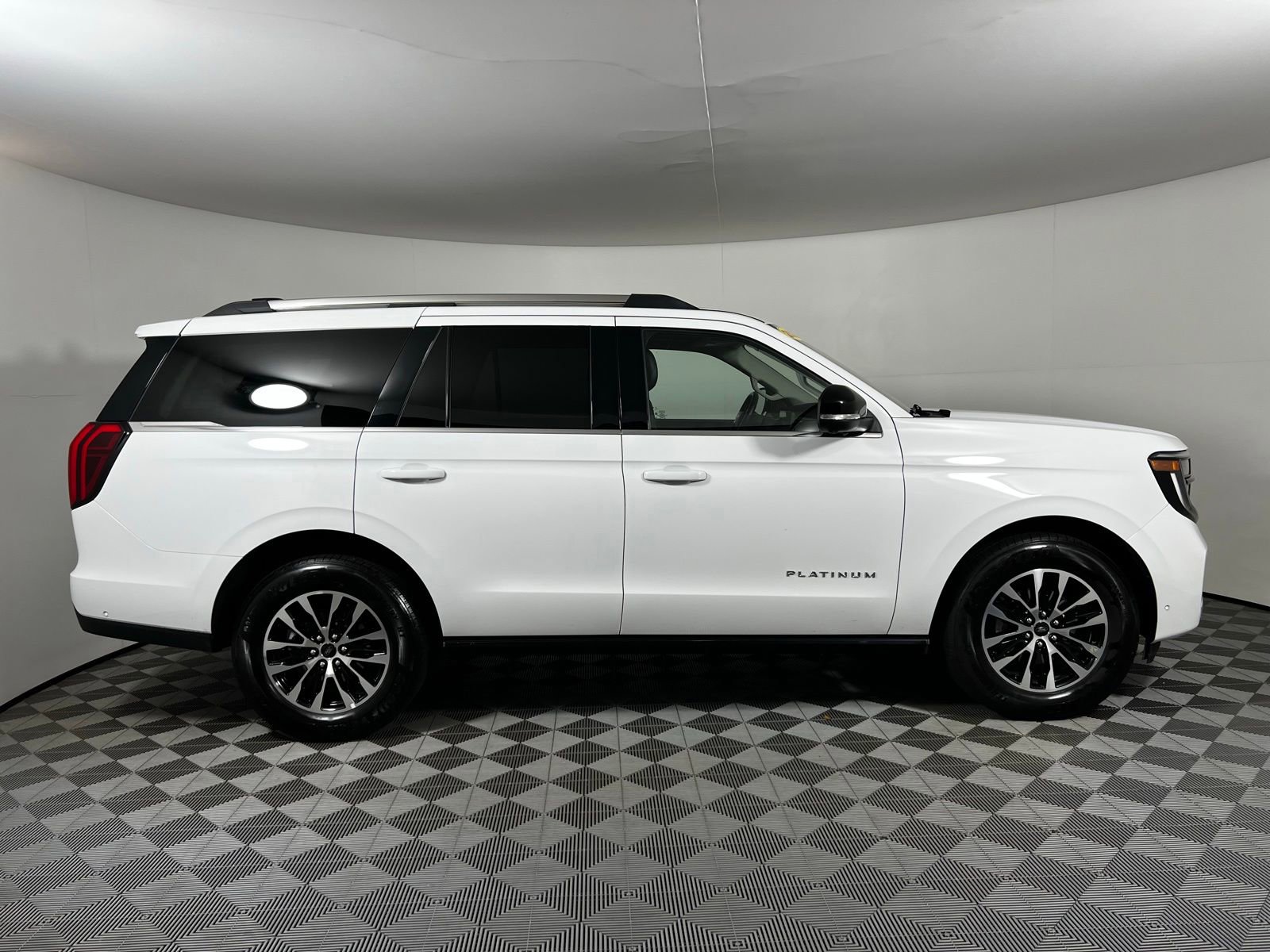 Used 2025 Ford Expedition Platinum AWD/4WD image 4