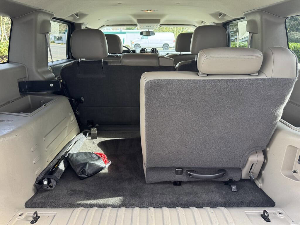 Used 2004 HUMMER H2 w/ Preferred Equipment Group image 26
