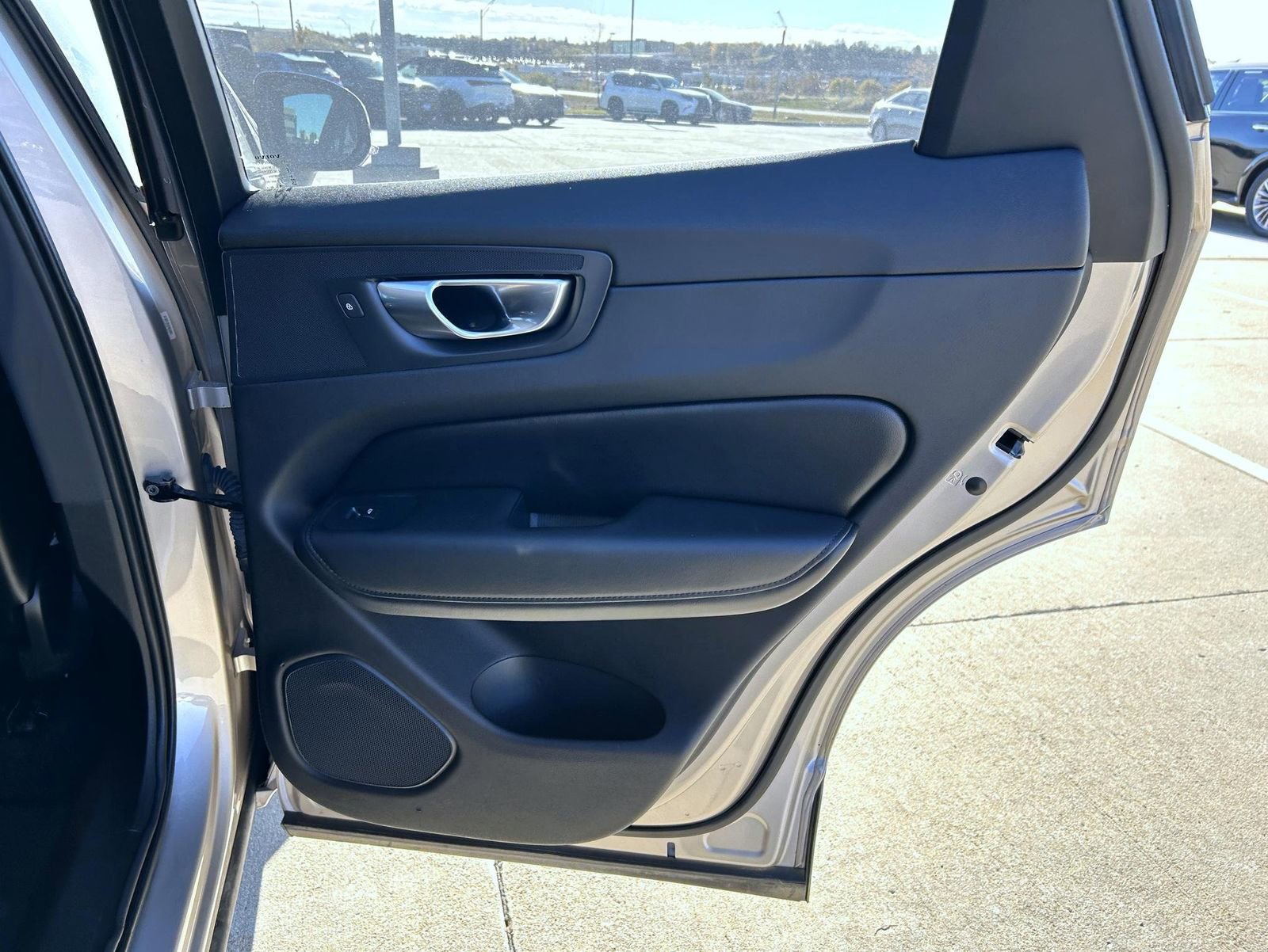 Used 2025 Volvo XC60 B5 Plus image 17