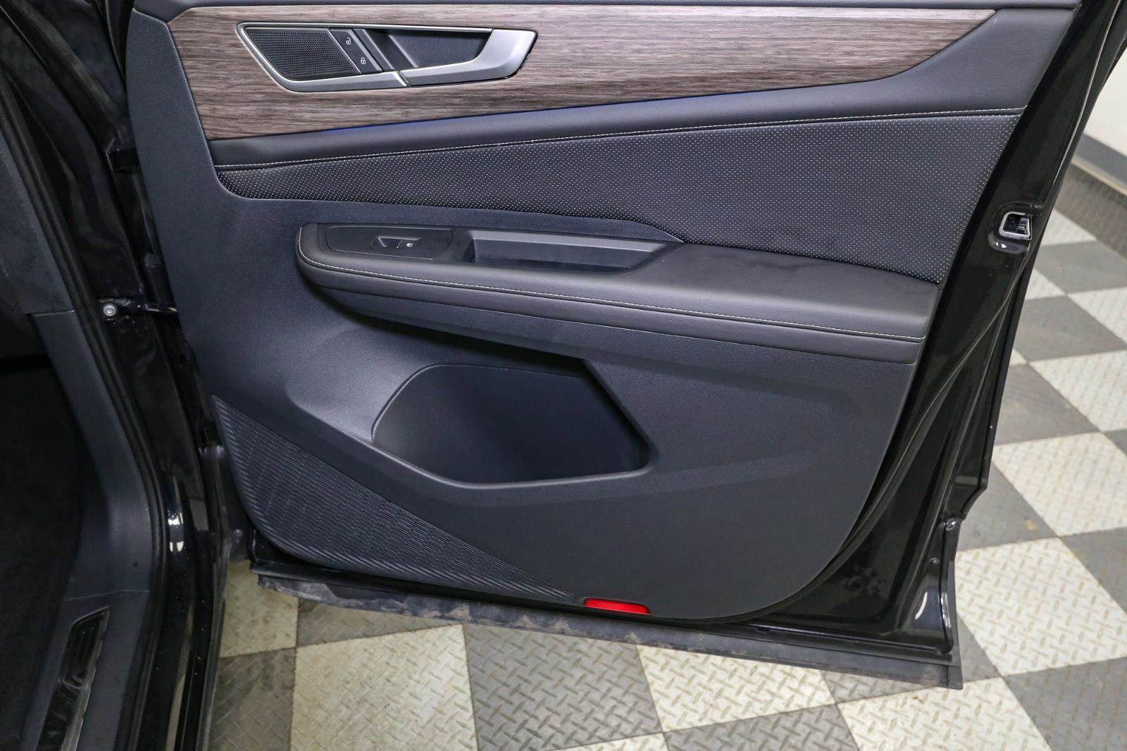 Certified 2025 Volkswagen Atlas SEL image 23