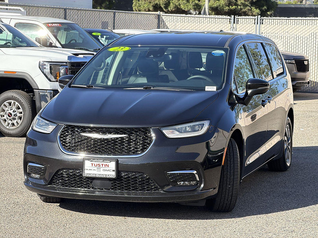 Used 2023 Chrysler Pacifica Touring-L FWD image 3