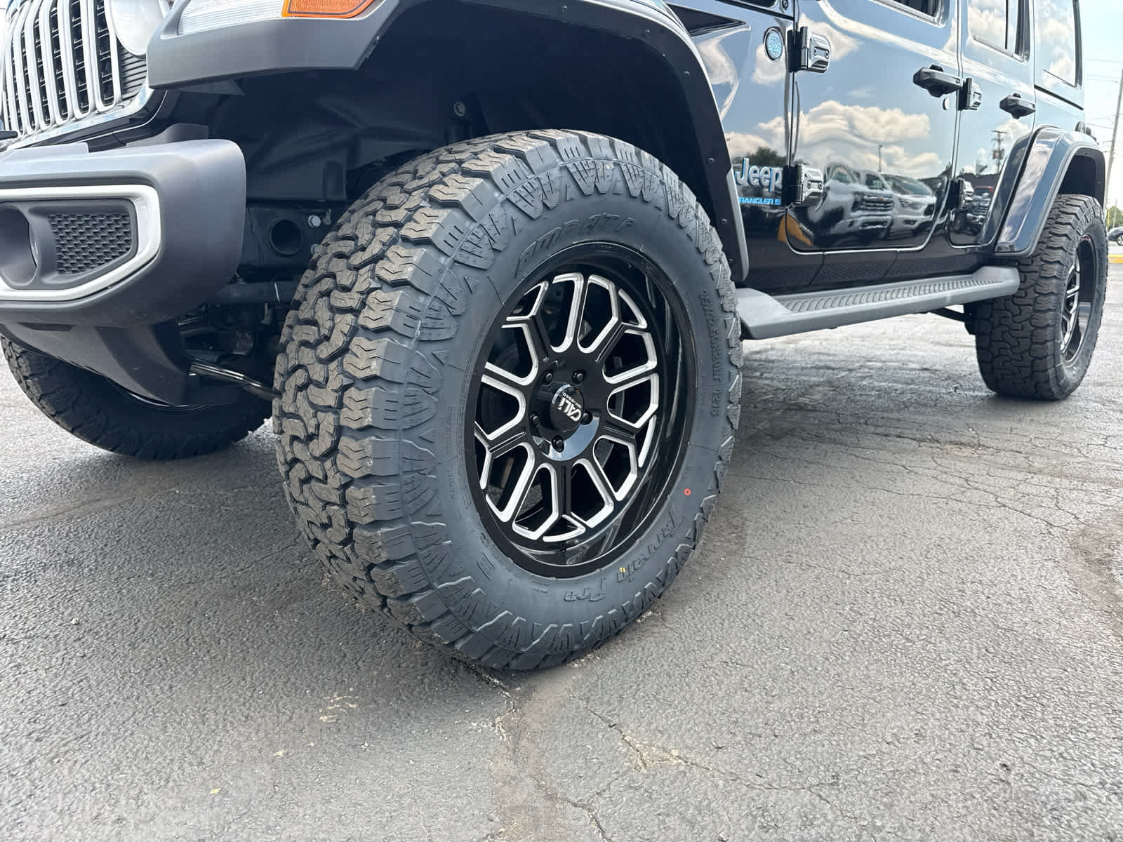 Used 2025 Jeep Wrangler Unlimited Sahara AWD/4WD image 9