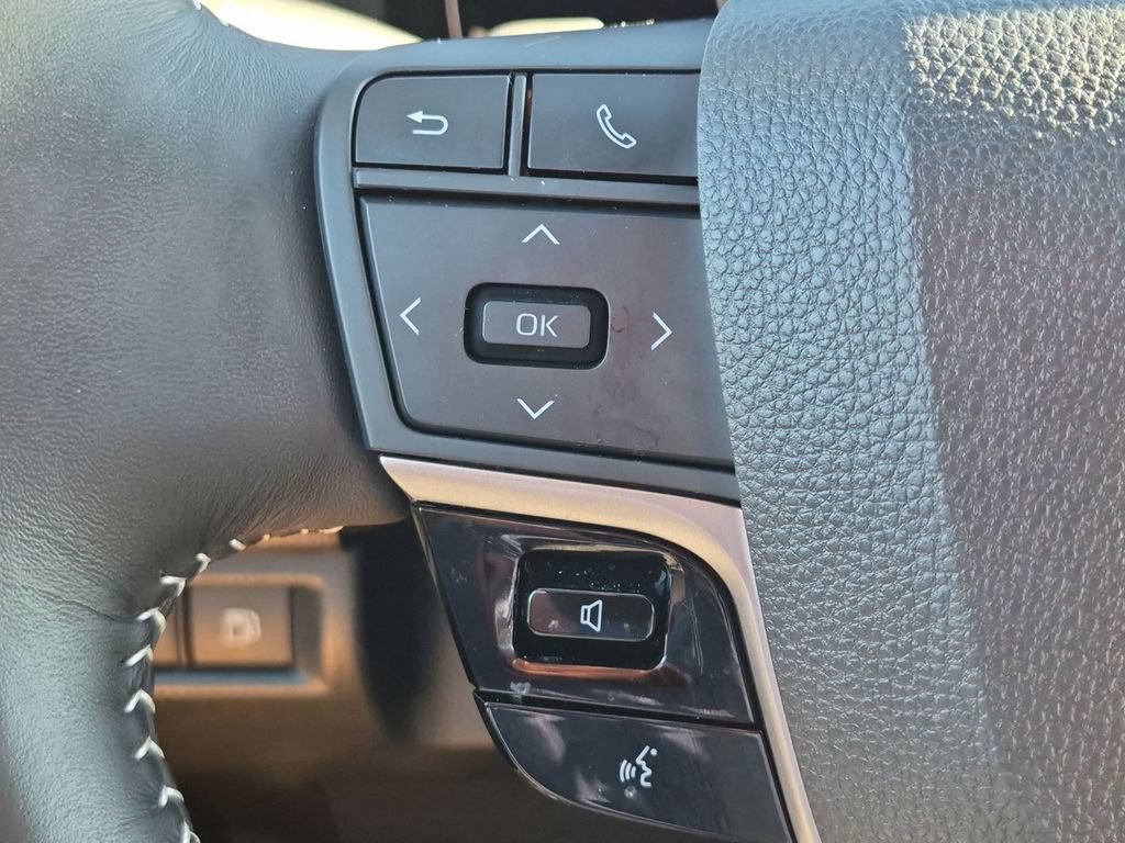 Used 2026 Toyota Camry SE FWD image 18