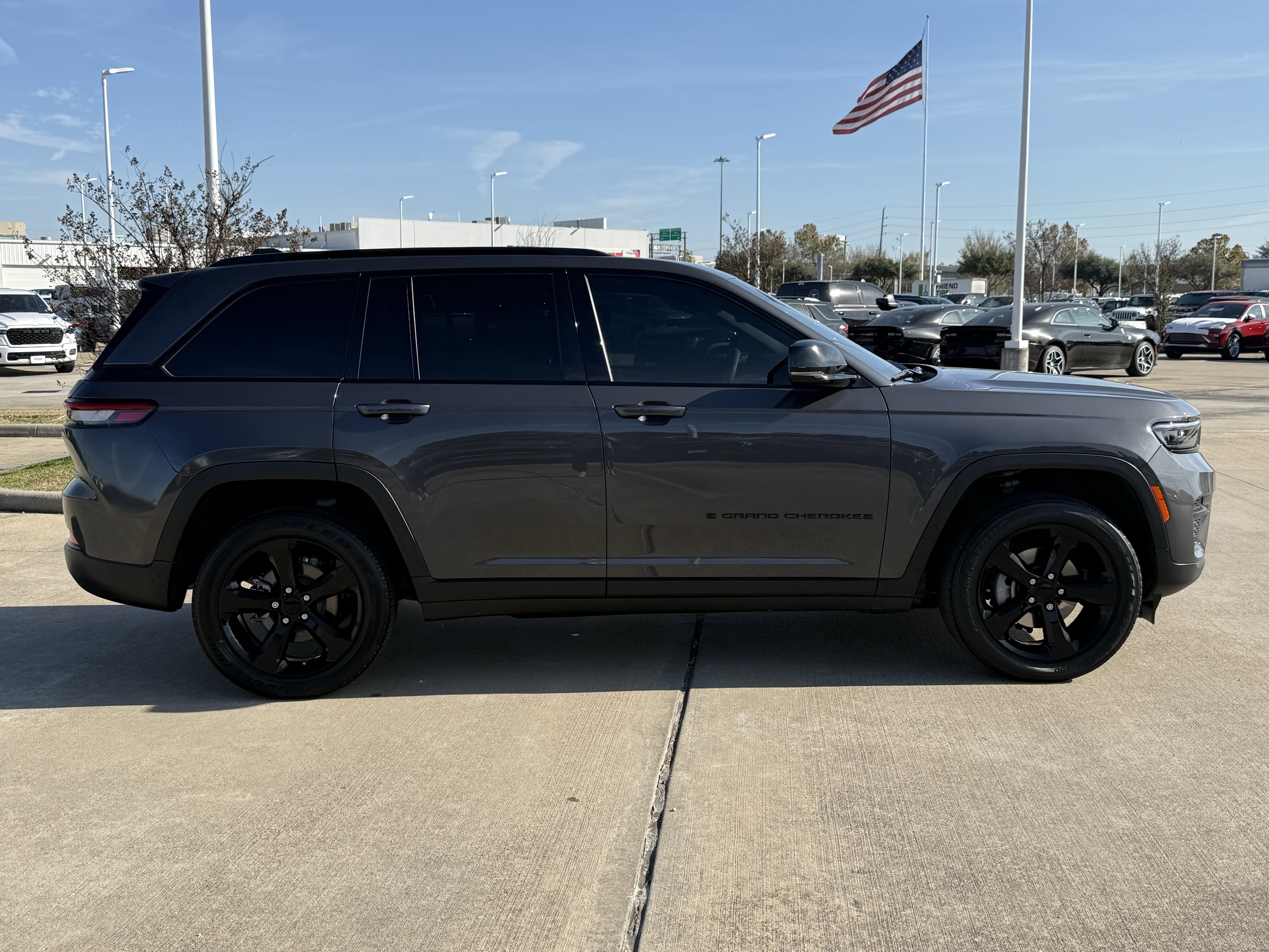Used 2023 Jeep Grand Cherokee Altitude image 3