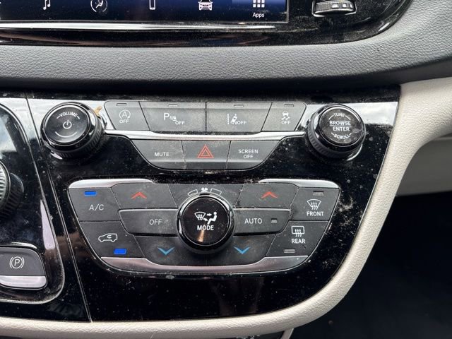 Used 2024 Chrysler Pacifica Touring-L image 26