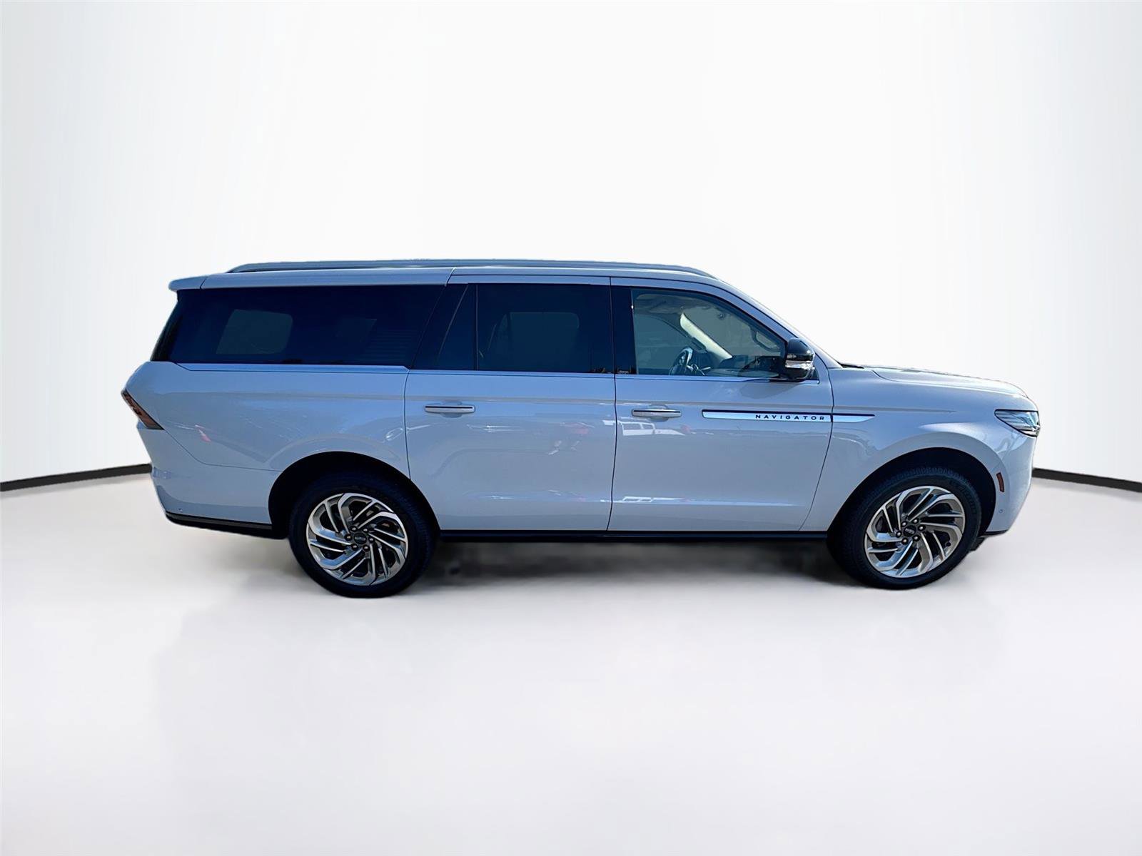 Used 2025 Lincoln Navigator L Reserve image 6