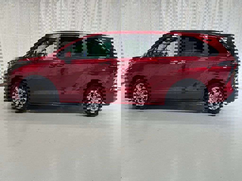 Used 2025 Toyota Sienna XLE image 4