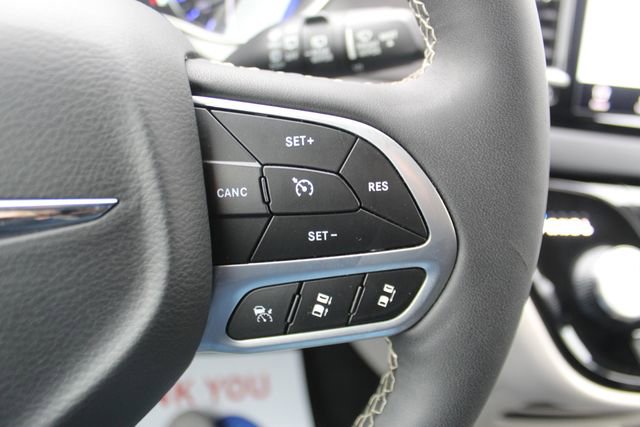 Used 2024 Chrysler Pacifica Touring-L image 15