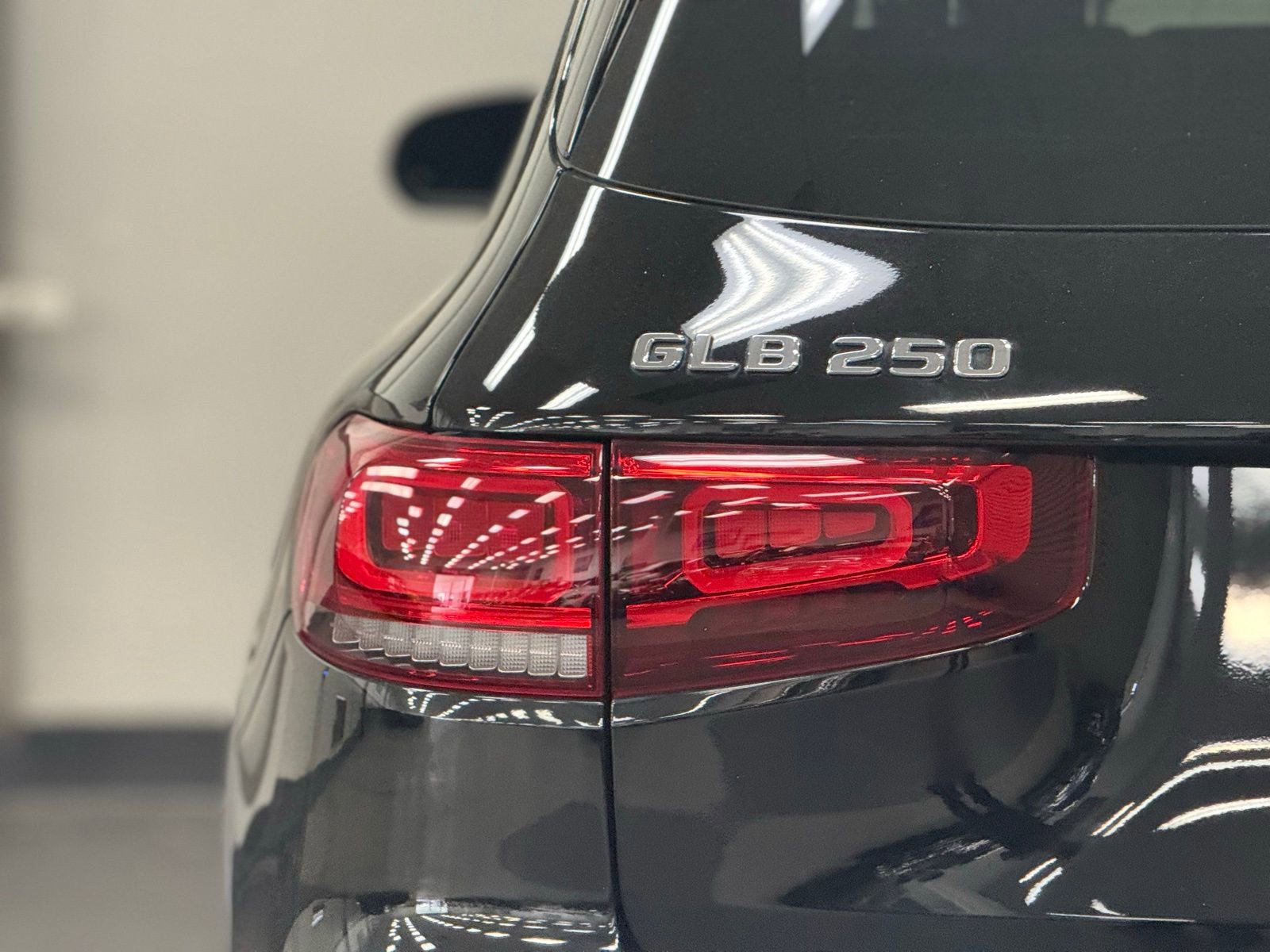 Used 2023 Mercedes-Benz GLB 250 4MATIC image 9